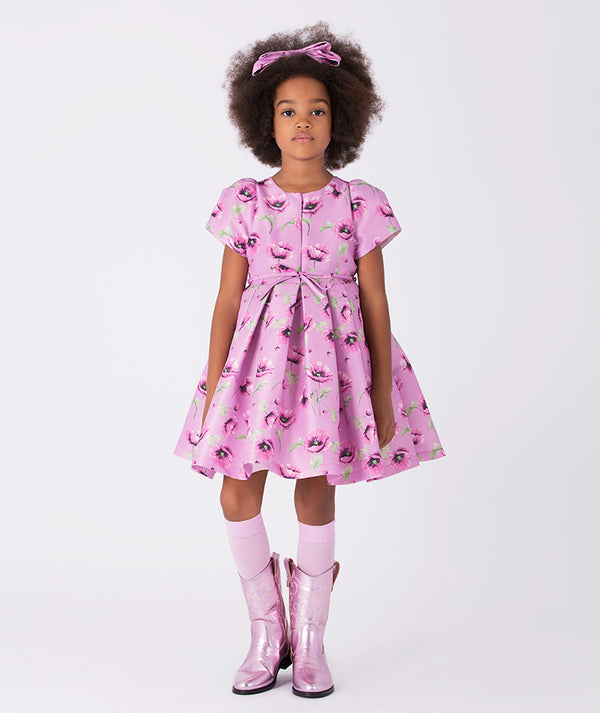 Charming floral-print dress with a little bow on the waist and a round neckline. A timeless silhouette perfect for playful moments and special memories.