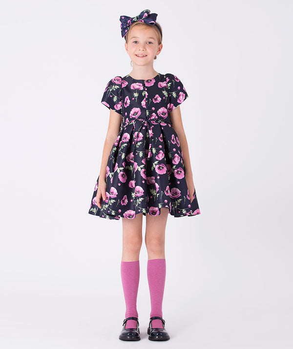 Charming floral-print dress with a little bow on the waist and a round neckline. A timeless silhouette perfect for playful moments and special memories.