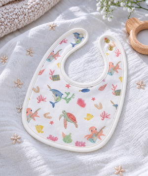 Ocean-print baby bib, practical feeding accessory for babies.