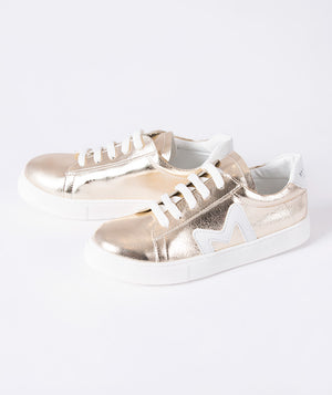 Champagne gold metallic girls low-top sneakers with white logo detail and lace-up design, offering a polished yet playful look for school days, celebrations, and everyday wear, available in kids’ sizes