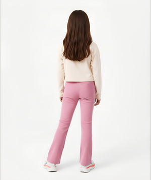 GoldenCubs girls’ light beige sweatshirt paired with pink flare pants, offering a chic and comfortable look for school, playdates, or weekend outings. Available in sizes 3–12Y.