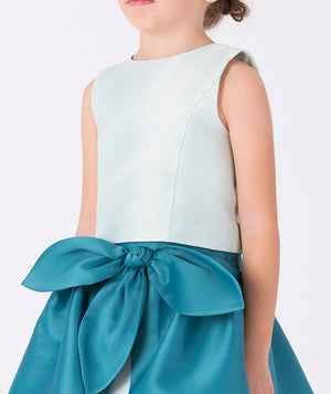 lose-up of an elegant ivory sleeveless girls blouse in matte satin, handcrafted in Europe for weddings, birthdays, and refined celebrations (3–12y)