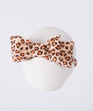 Leopard Bow Headband featuring a structured bow crafted from premium lightweight fabric with classic leopard print, designed as a stylish girls’ hair accessory for birthdays, parties, family photo sessions, and special occasions.