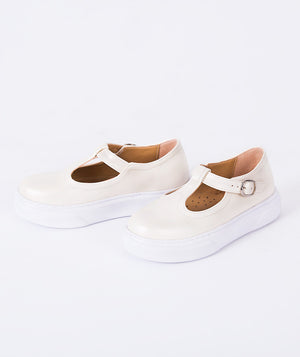 Pair of ivory leather Mary Jane shoes by Mama Luma, featuring a rounded toe, adjustable strap with buckle, and white rubber sole. Elegant yet comfortable footwear for girls’ special occasions, parties, and daily wear. Available in sizes 26–35.