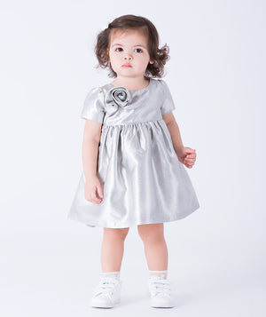 Silver baby dress (12–36M) in satin with 3D rose detail – perfect for weddings, christenings, milestone birthdays, and portraits