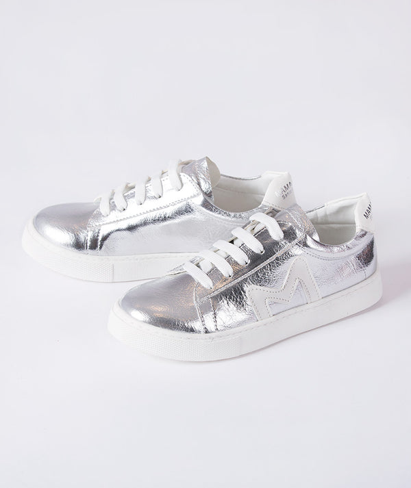 Silver metallic girls low-top sneakers with white logo detail and lace-up design, adding a playful shine to school days, parties, and everyday outfits, available in kids’ sizes