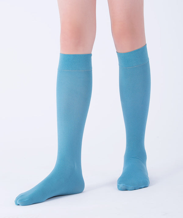 Front view of azure blue knee-high kids socks, cotton blend designed in Europe, versatile for school uniforms, birthdays, and special occasions.